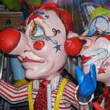 Enormi pagliacci con indosso gli abiti pi� stravaganti